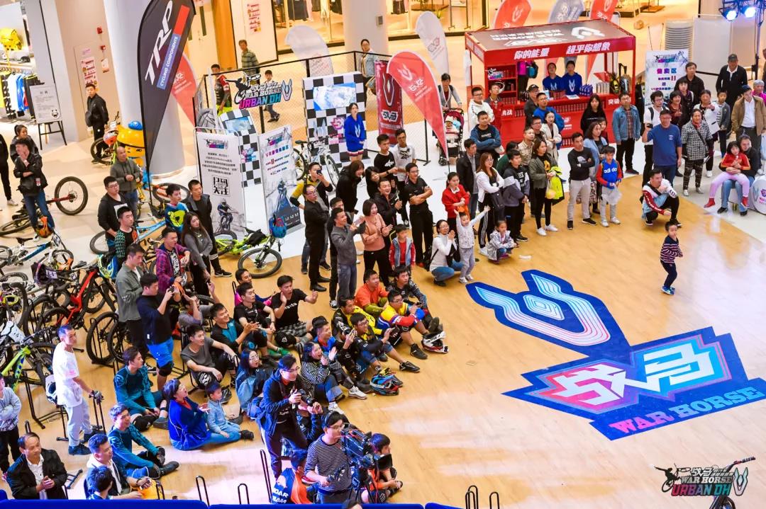 厭倦了野外飆車？這次我們駛向購物商場！