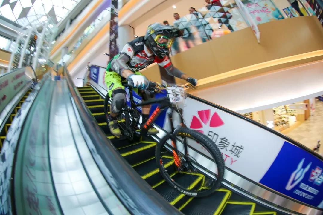 厭倦了野外飆車？這次我們駛向購物商場！