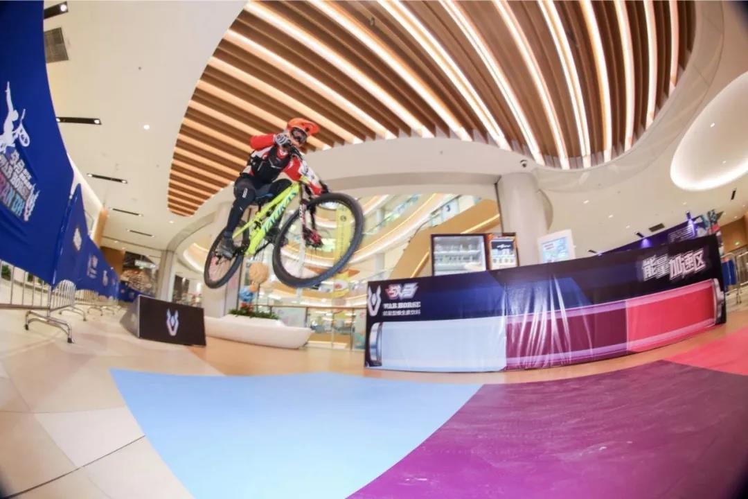 厭倦了野外飆車？這次我們駛向購物商場！