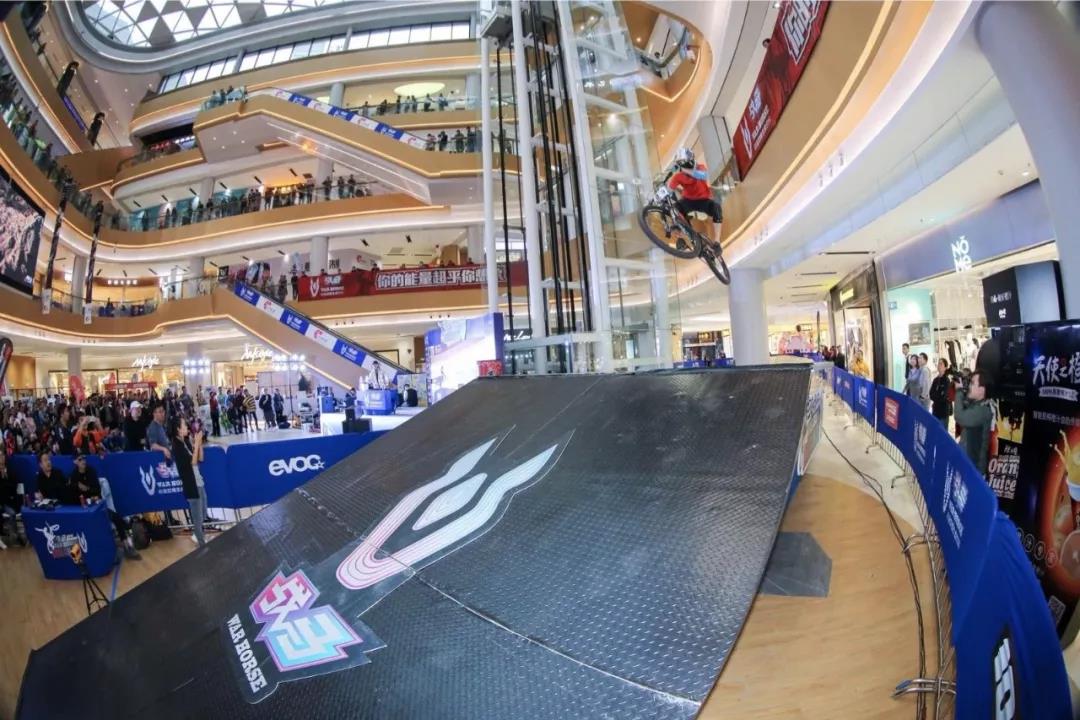 厭倦了野外飆車？這次我們駛向購物商場！