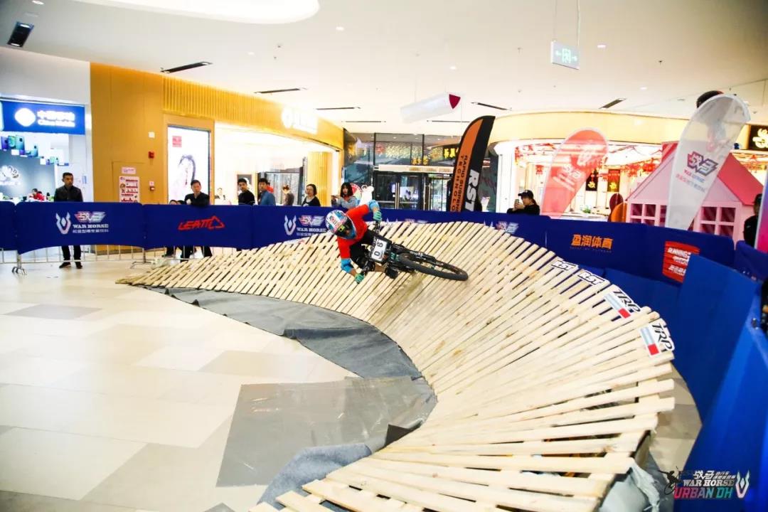 厭倦了野外飆車？這次我們駛向購物商場！