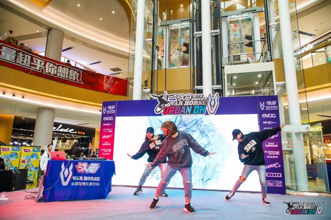 厭倦了野外飆車？這次我們駛向購物商場！