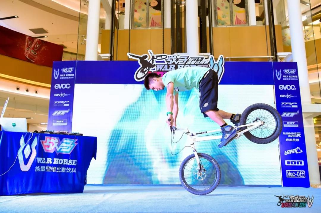 厭倦了野外飆車？這次我們駛向購物商場！