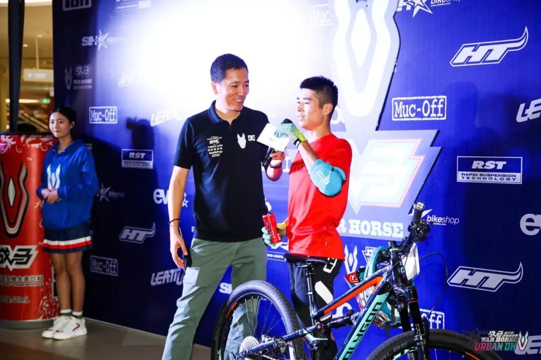 厭倦了野外飆車？這次我們駛向購物商場！