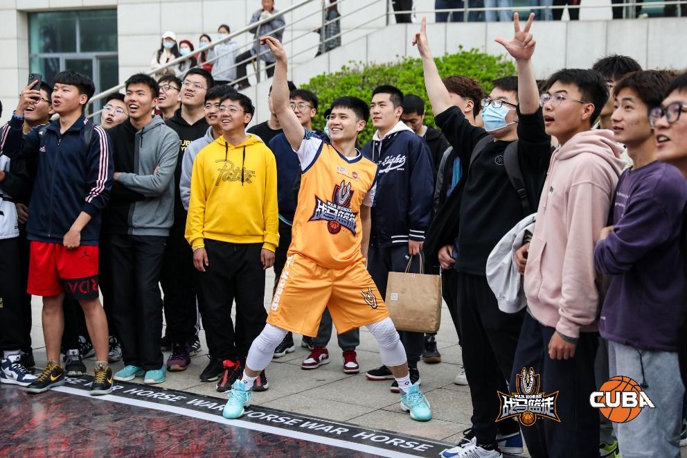 校園籃球風(fēng)生水起，戰(zhàn)馬打造籃球能量場(chǎng)