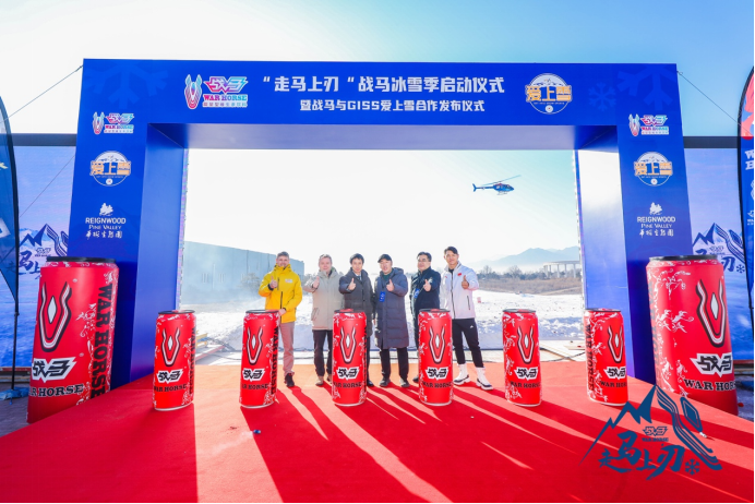 敢于嘗試！打籃球 喝戰(zhàn)馬飲料用能量補(bǔ)給助力運(yùn)動(dòng)男孩在籃球場(chǎng)上尋求更強(qiáng)大的自己