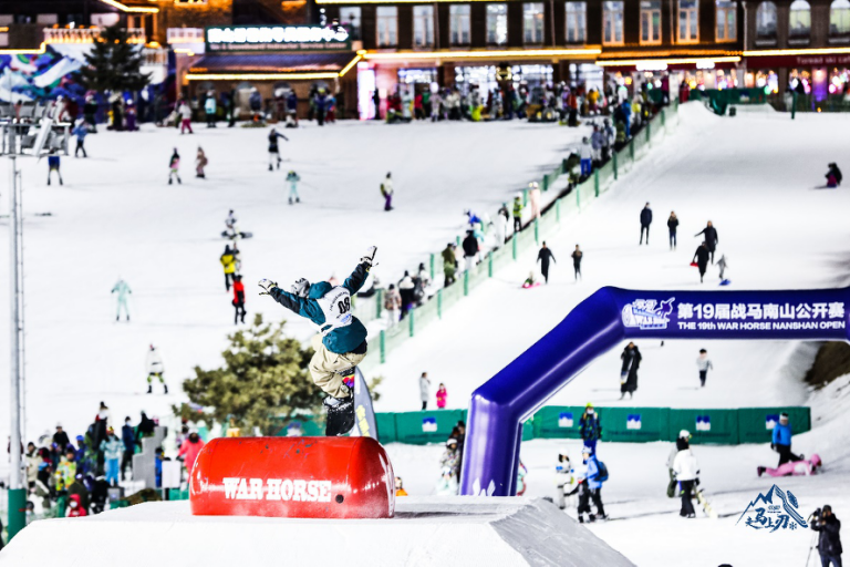 北京冬奧落帷幕，戰(zhàn)馬冰雪不止步
