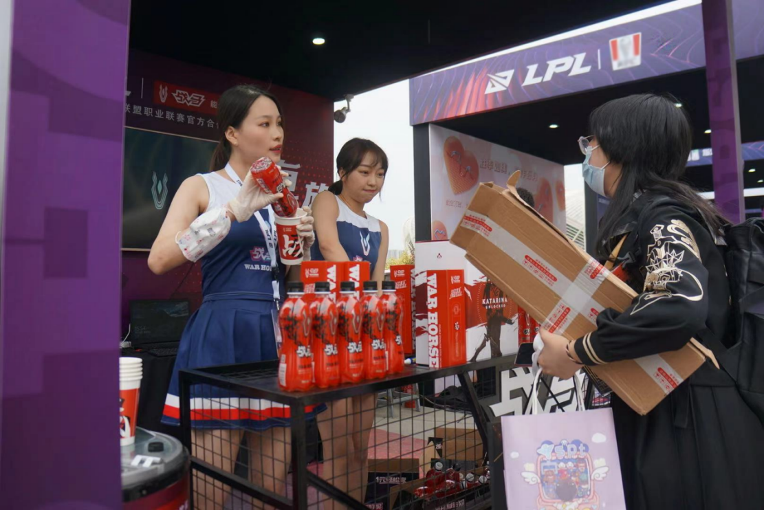 戰(zhàn)馬充分展現(xiàn)了功能飲料的作用，以充足的能量投入到每一份熱愛