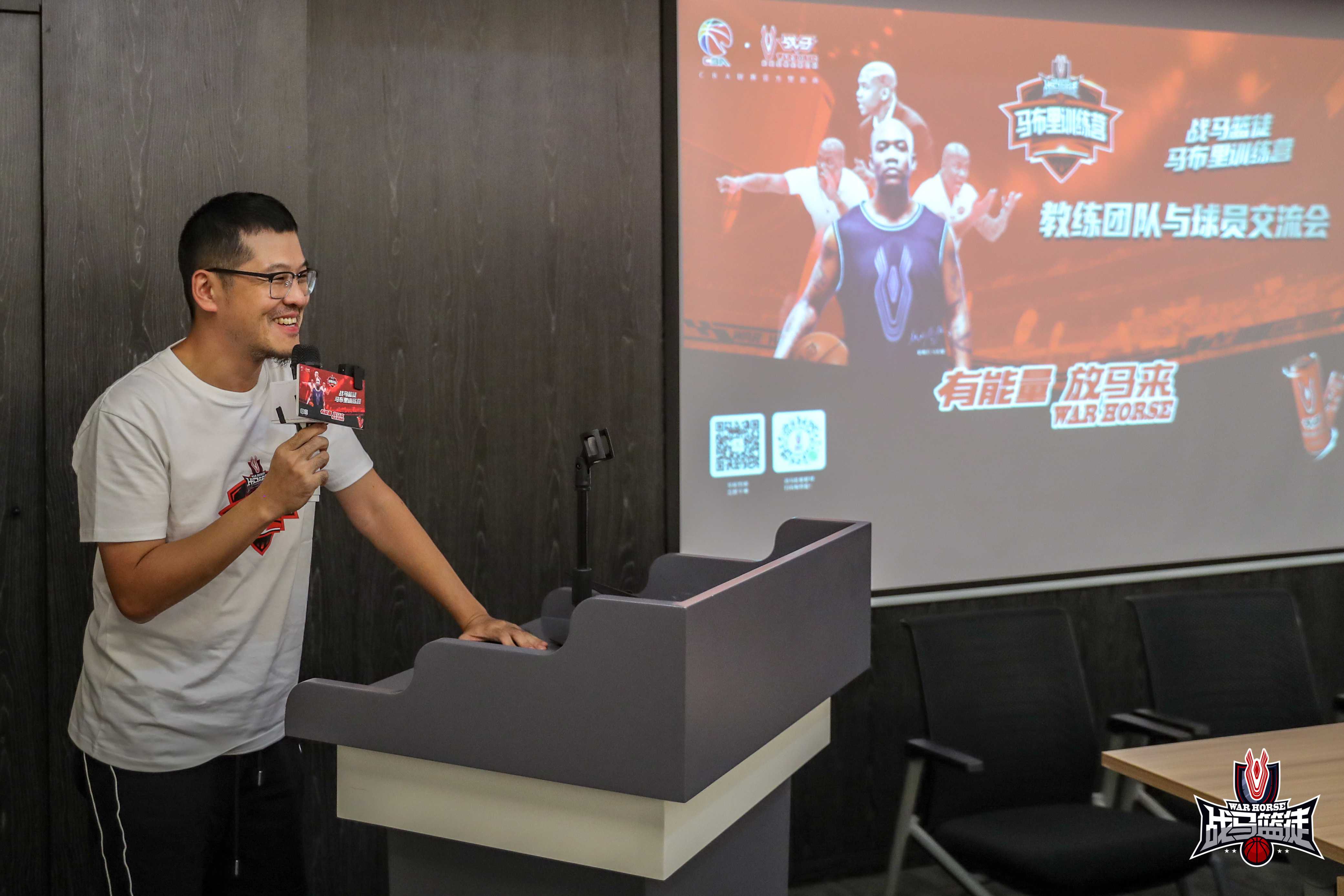 運(yùn)動(dòng)時(shí)補(bǔ)充能量的飲料，戰(zhàn)馬為熱愛(ài)籃球的年輕人助力加油