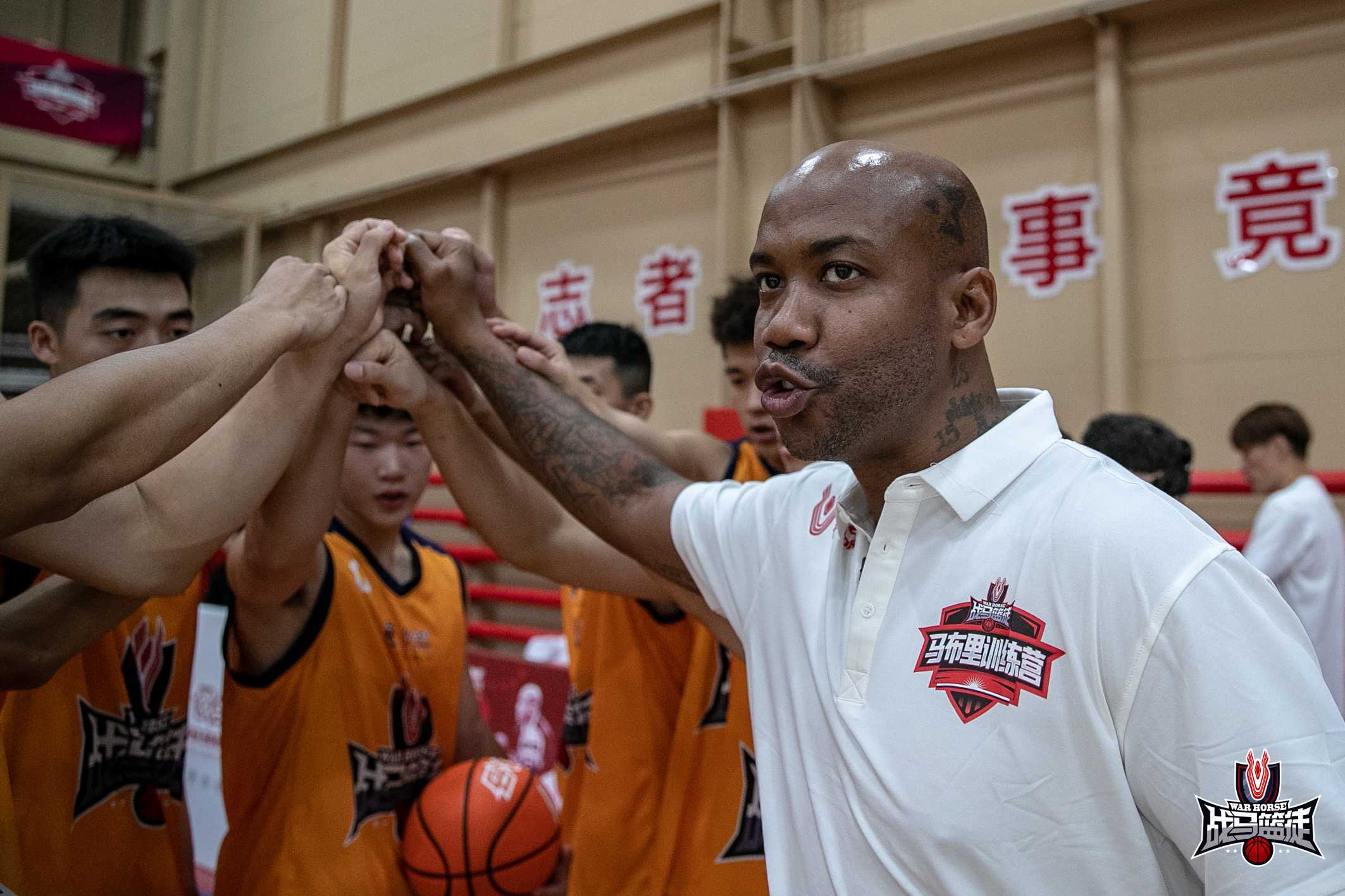 運(yùn)動(dòng)時(shí)補(bǔ)充能量的飲料，戰(zhàn)馬為熱愛(ài)籃球的年輕人助力加油