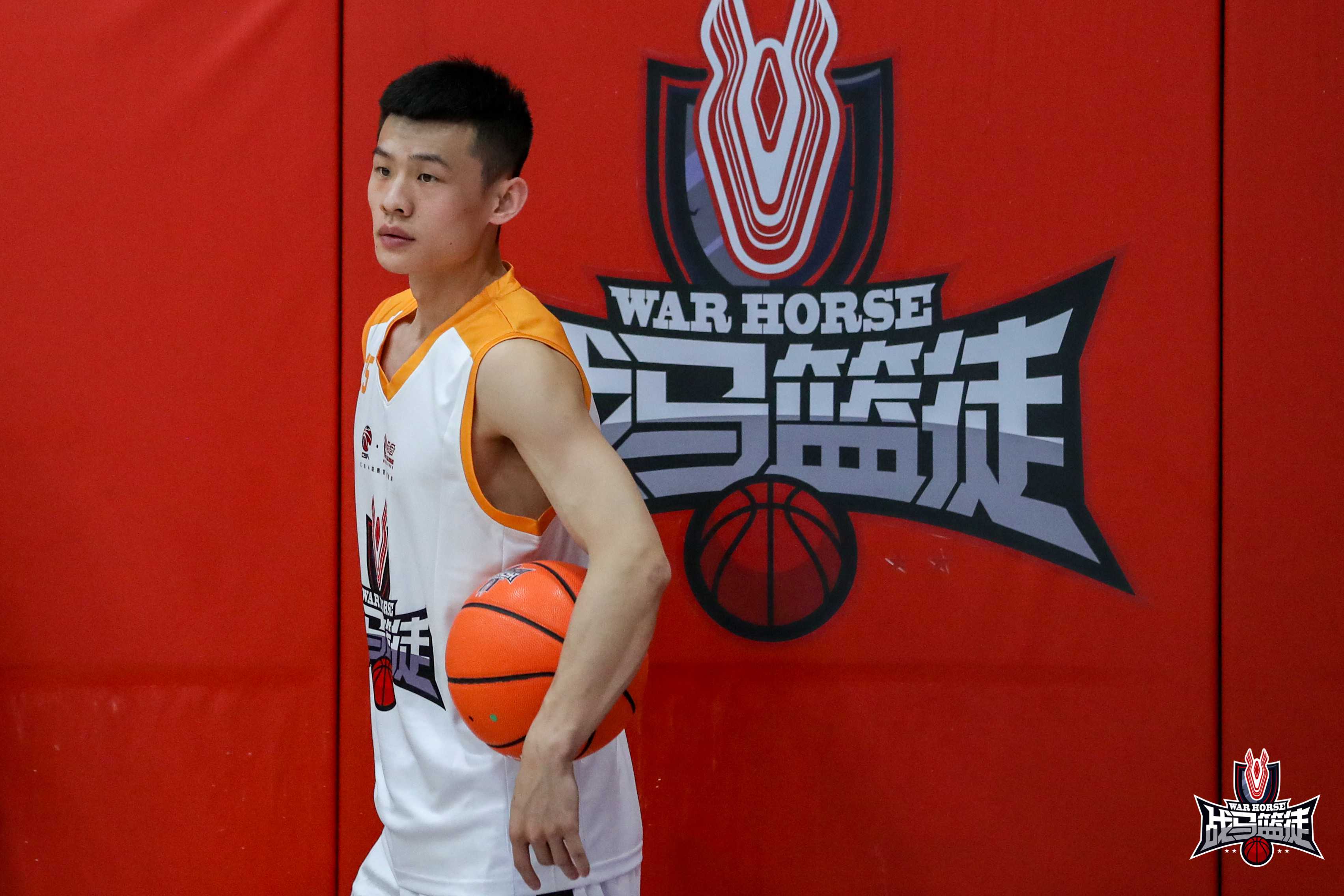 運(yùn)動(dòng)時(shí)補(bǔ)充能量的飲料，戰(zhàn)馬為熱愛(ài)籃球的年輕人助力加油