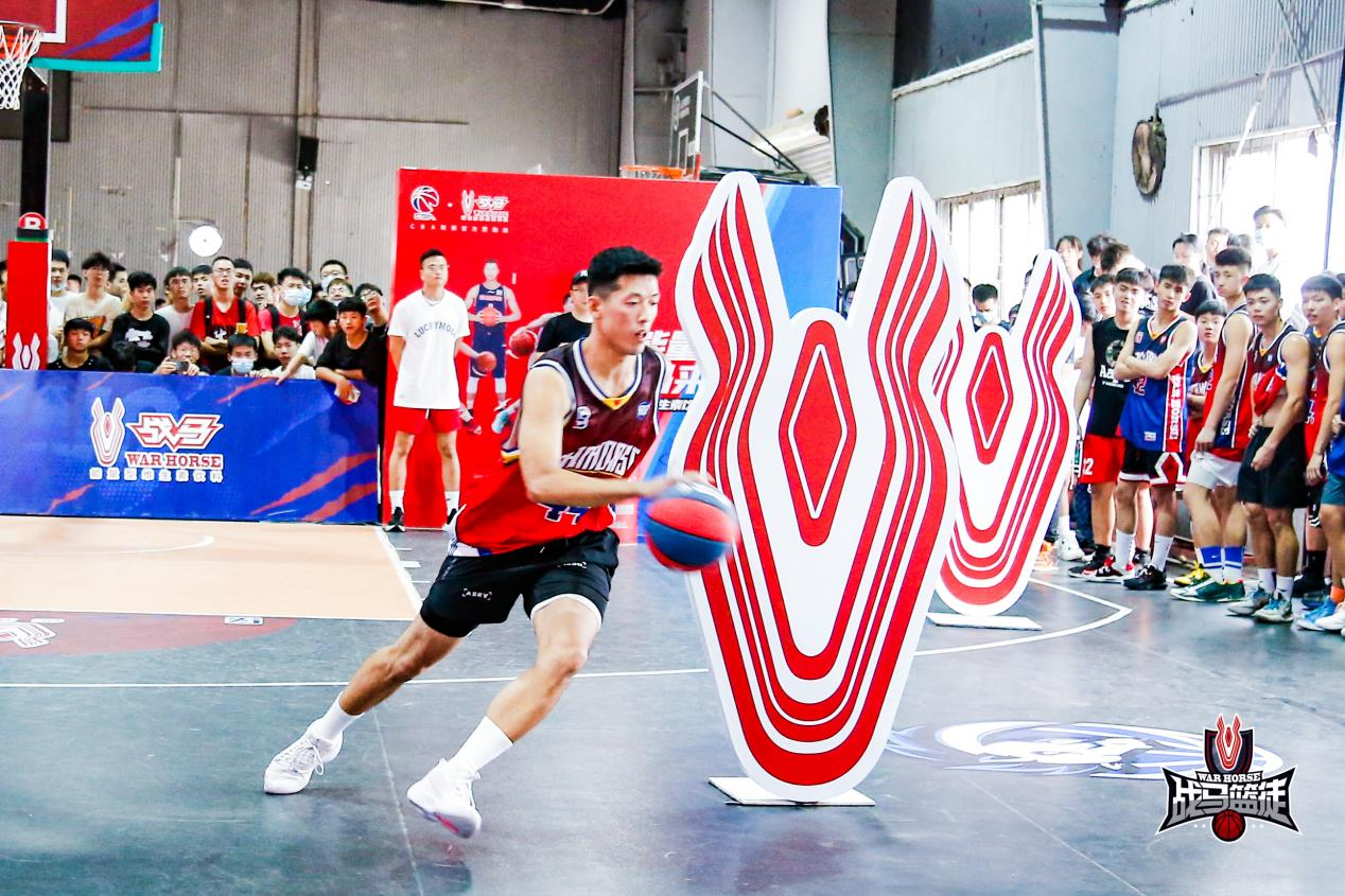 優(yōu)秀運(yùn)動飲料牌子少不了戰(zhàn)馬，戰(zhàn)馬能量型維生素飲料，見證青春風(fēng)采