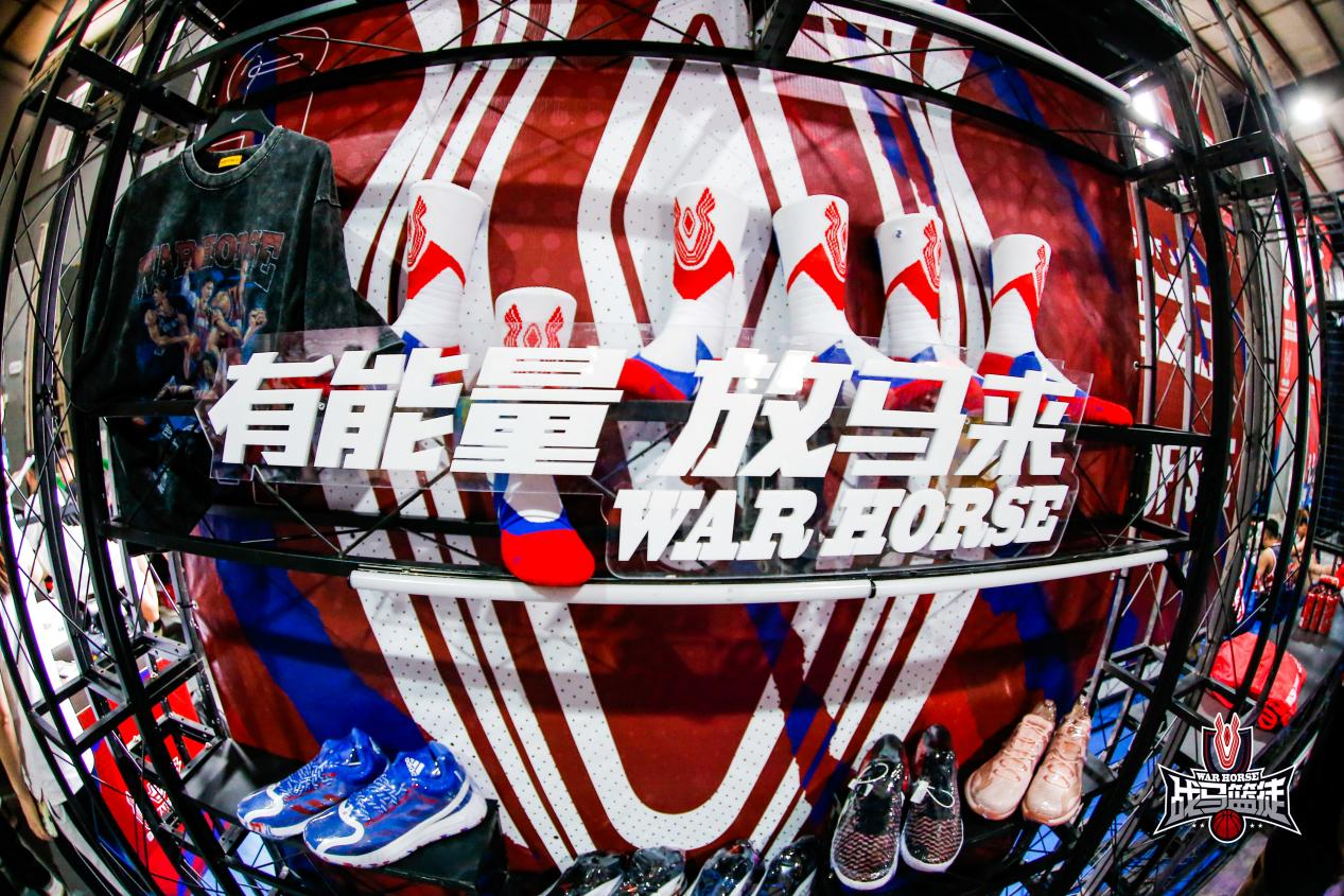 優(yōu)秀運(yùn)動飲料牌子少不了戰(zhàn)馬，戰(zhàn)馬能量型維生素飲料，見證青春風(fēng)采