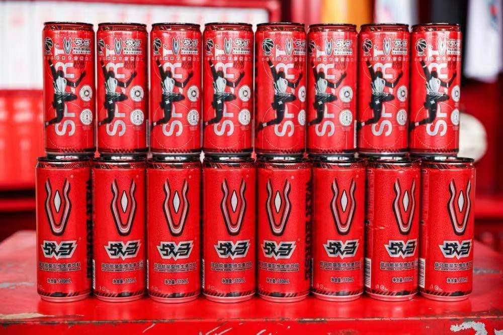 沉浸式分享顏值高的飲料，戰(zhàn)馬國潮風小紅罐出圈，受到部分年輕人青睞