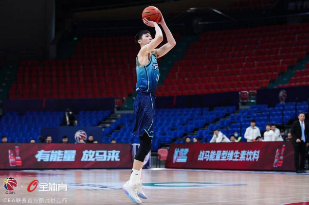 “熬夜搬磚”喝什么，戰(zhàn)馬能量型維生素飲料為黑夜增添一抹亮色