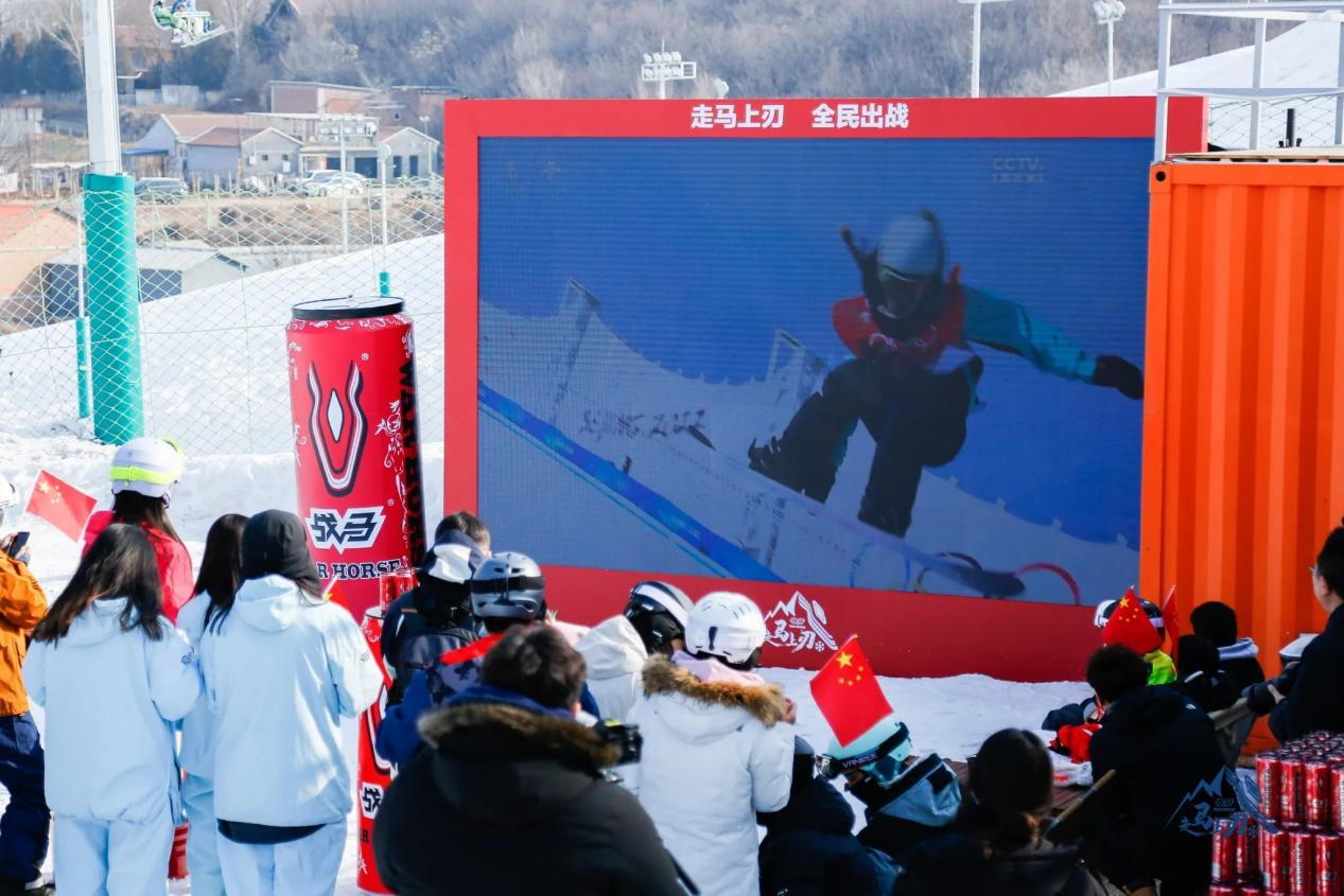 滑雪季來(lái)臨，運(yùn)動(dòng)飲料和滑雪運(yùn)動(dòng)并肩雪山之巔