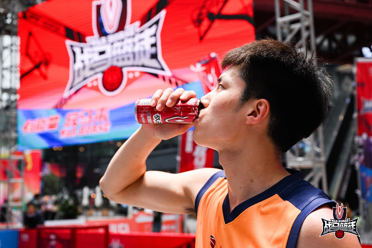 無懼飲料分類繁多，年輕人喝“戰(zhàn)馬”征服職場
