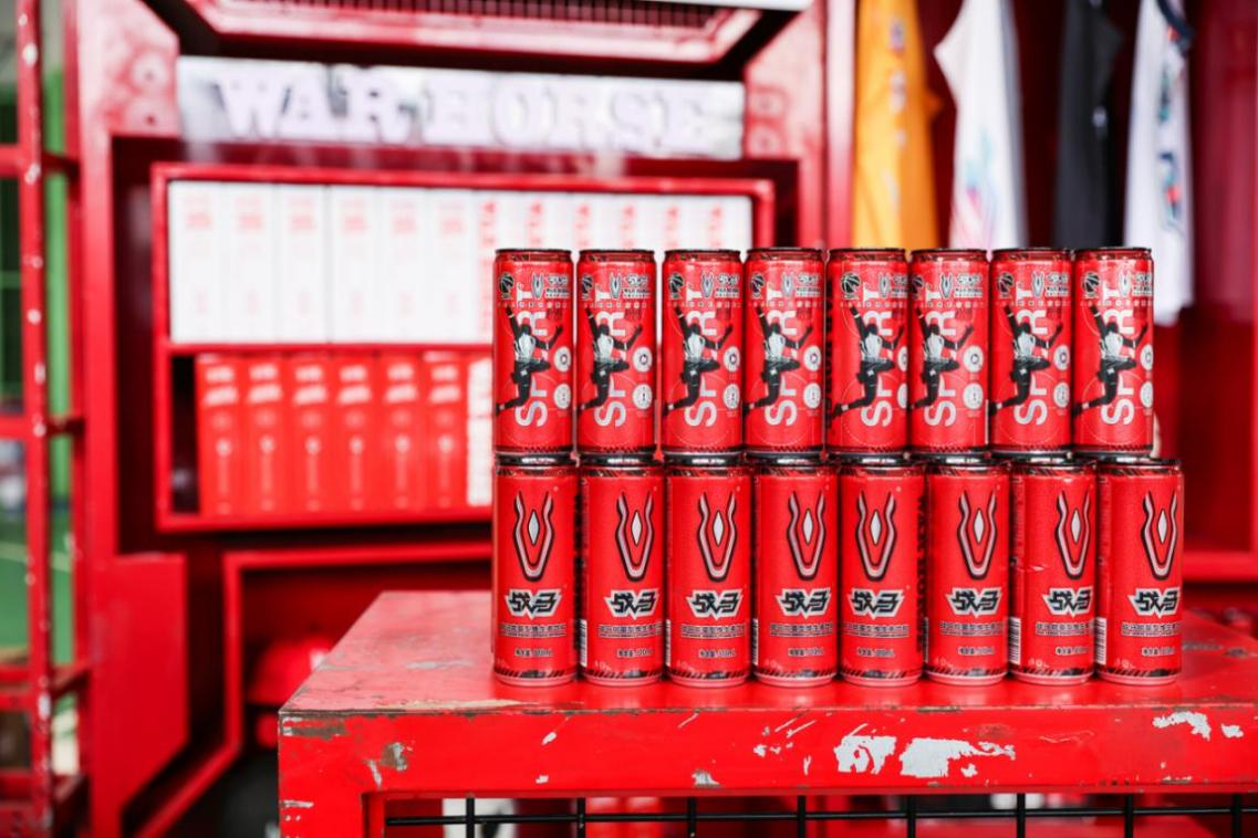 戰(zhàn)馬能量型維生素飲料，適合看CBA喝的運(yùn)動(dòng)飲料