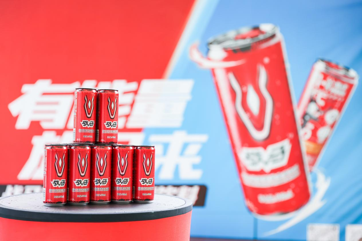 戰(zhàn)馬能量型維生素飲料，適合看CBA喝的運(yùn)動(dòng)飲料