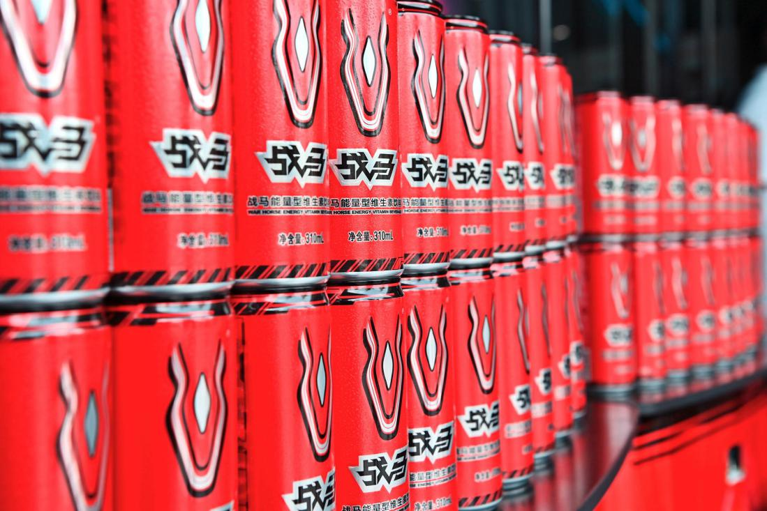 國(guó)產(chǎn)好劇必備國(guó)產(chǎn)飲料，推薦戰(zhàn)馬能量型維生素飲料