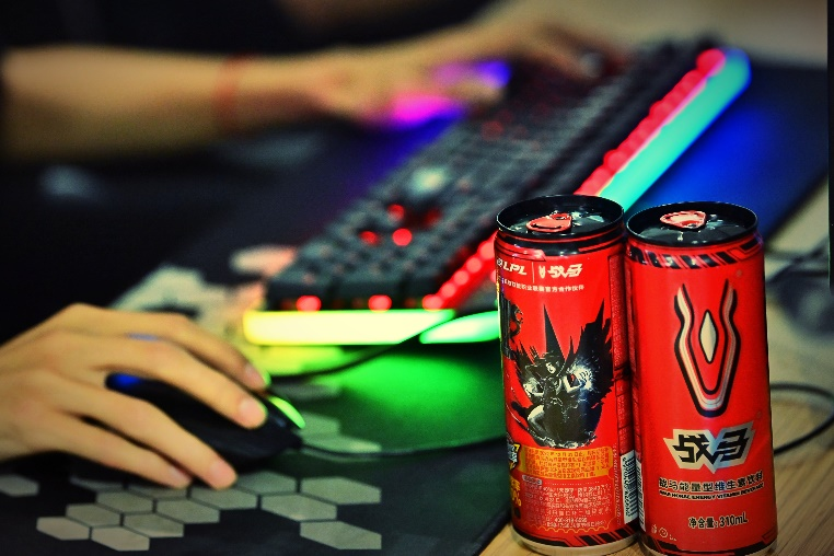 解鎖觀賽新姿勢，看英雄聯(lián)盟春季賽，喝戰(zhàn)馬能量型維生素飲料！