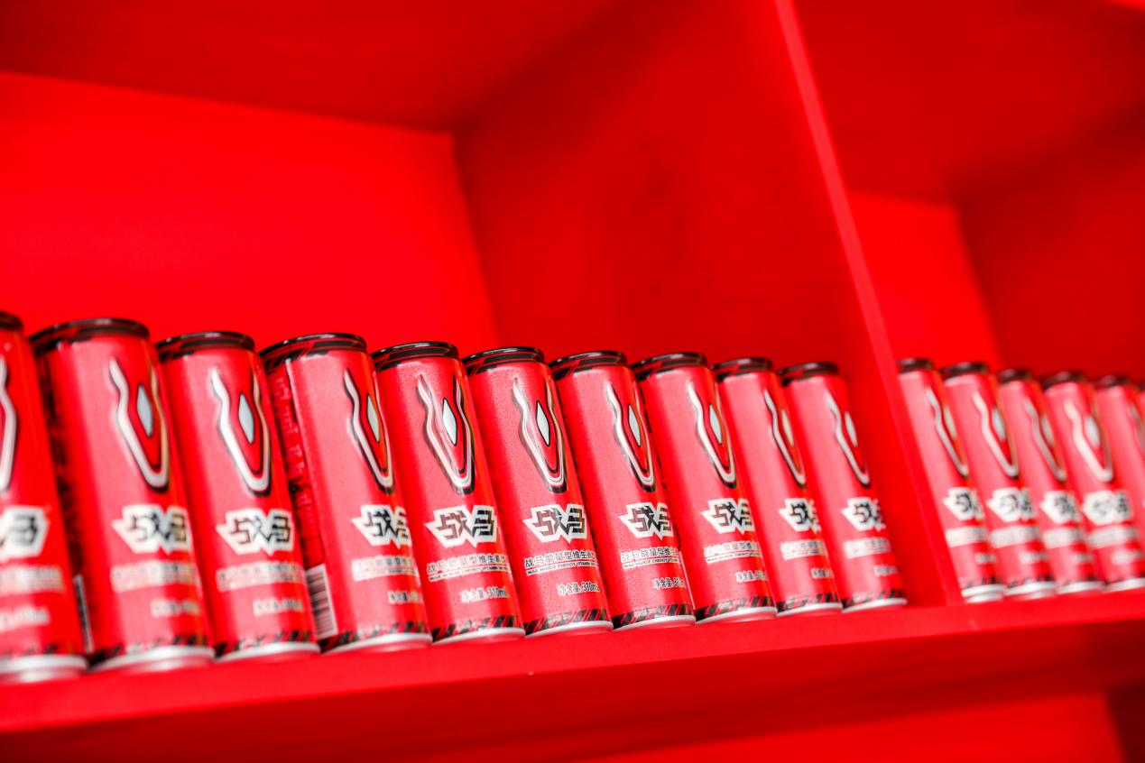 辦公室常備飲料選戰(zhàn)馬能量型維生素飲料，增添工作動(dòng)力