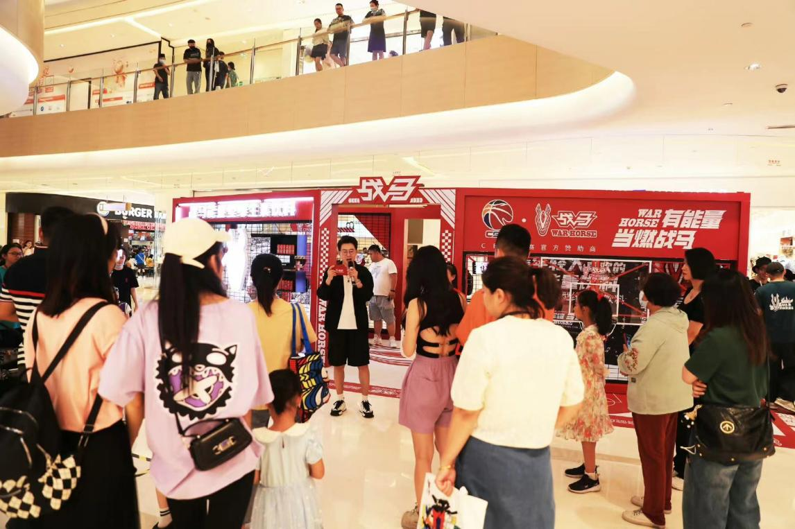 戰(zhàn)馬能量飲料深入年輕群體，與年輕人進(jìn)行面對面交流