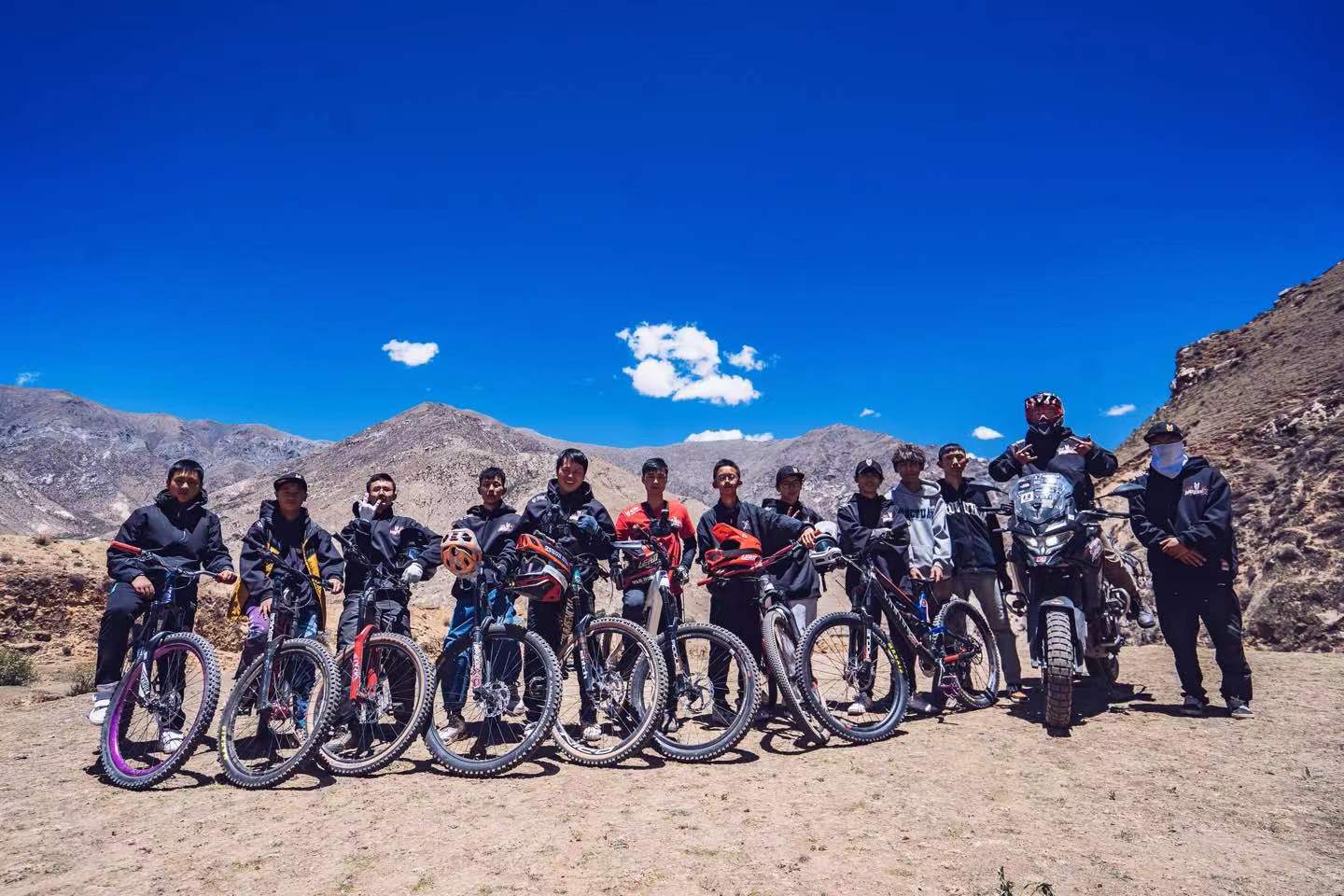 戰(zhàn)馬攜手知名車手丁再剛，肖聰完成西藏首條速降自行車賽道