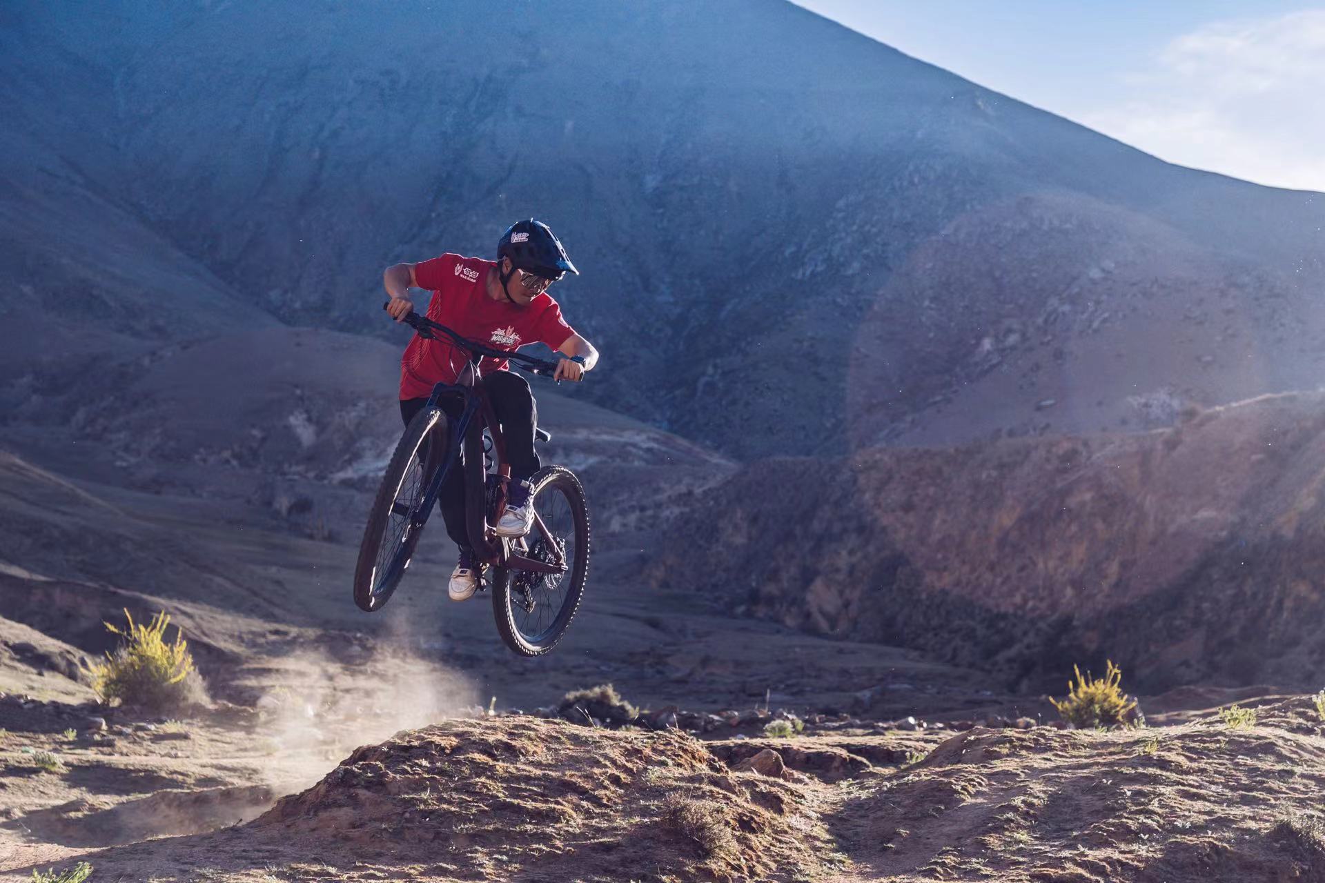 戰(zhàn)馬攜手知名車手丁再剛，肖聰完成西藏首條速降自行車賽道