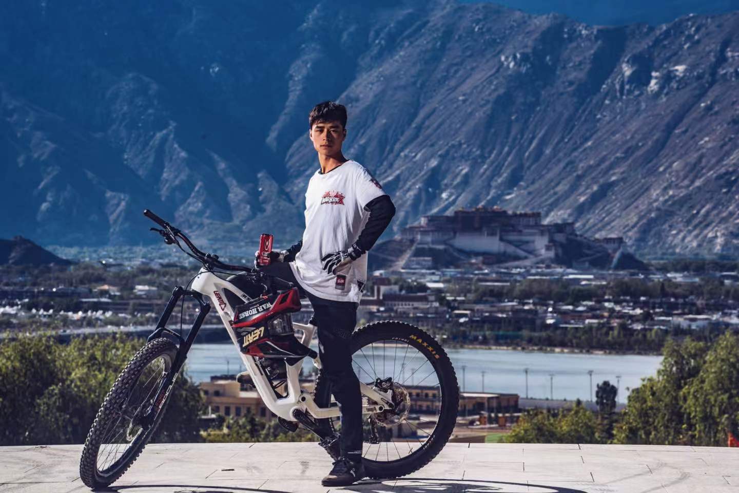 戰(zhàn)馬攜手知名車手丁再剛，肖聰完成西藏首條速降自行車賽道