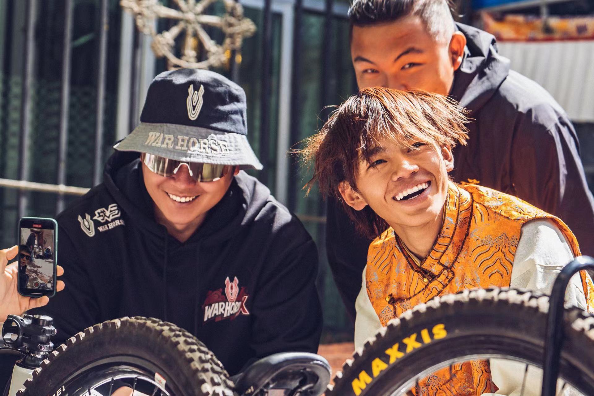 戰(zhàn)馬攜手知名車手丁再剛，肖聰完成西藏首條速降自行車賽道