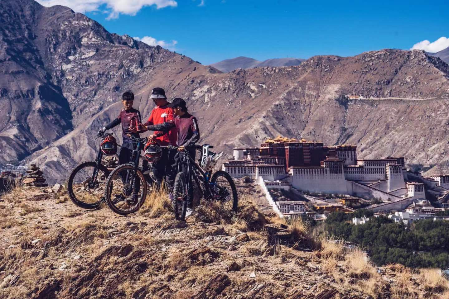 戰(zhàn)馬攜手知名車手丁再剛，肖聰完成西藏首條速降自行車賽道