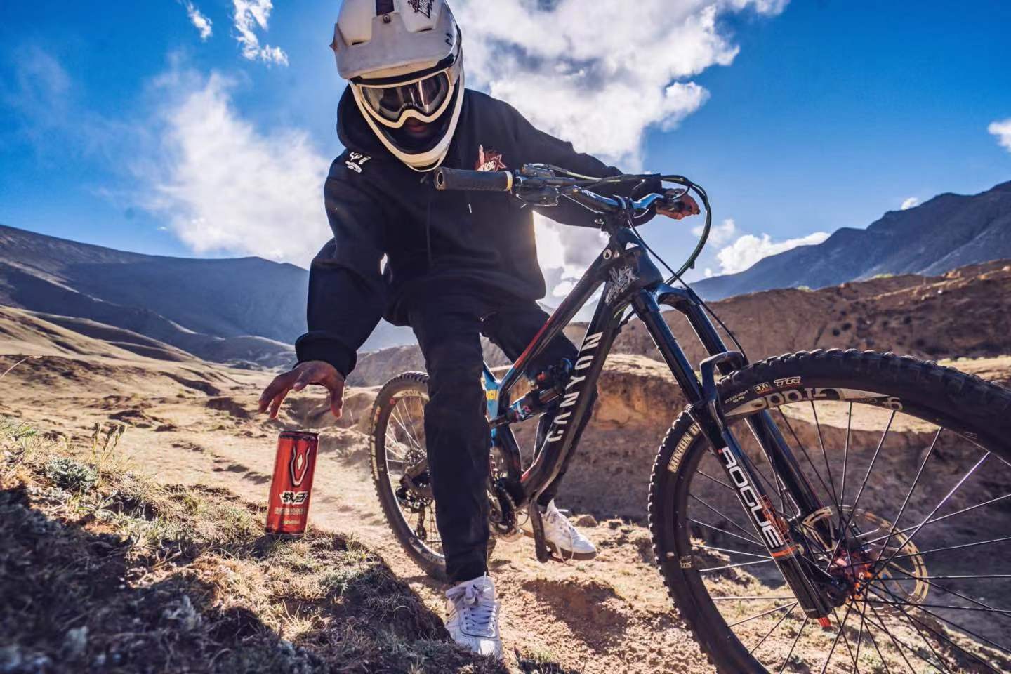 戰(zhàn)馬攜手知名車手丁再剛，肖聰完成西藏首條速降自行車賽道