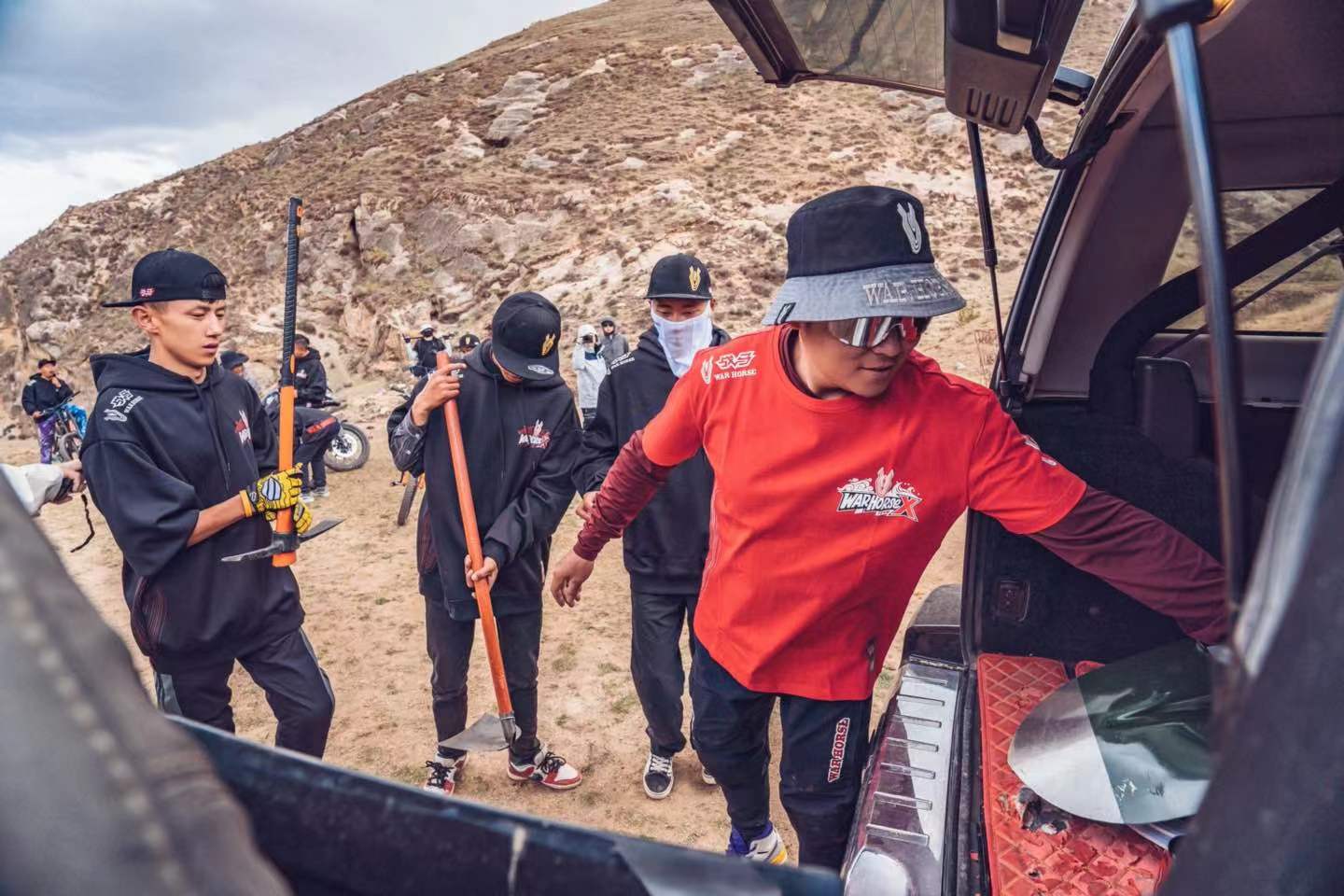 戰(zhàn)馬攜手知名車手丁再剛，肖聰完成西藏首條速降自行車賽道