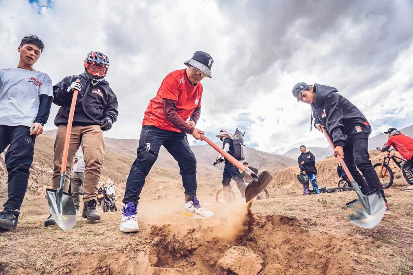 戰(zhàn)馬攜手知名車手丁再剛，肖聰完成西藏首條速降自行車賽道