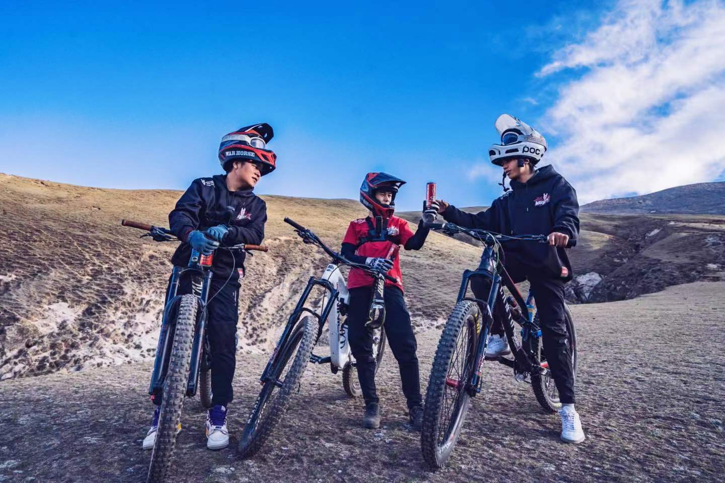 戰(zhàn)馬攜手知名車手丁再剛，肖聰完成西藏首條速降自行車賽道