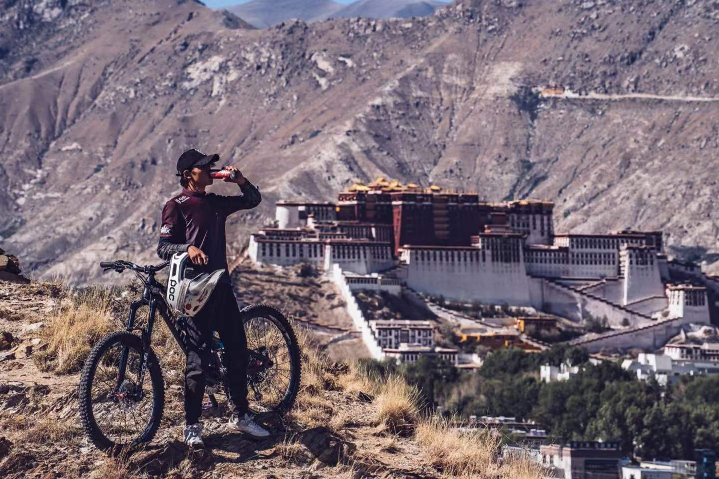 戰(zhàn)馬攜手知名車手丁再剛，肖聰完成西藏首條速降自行車賽道