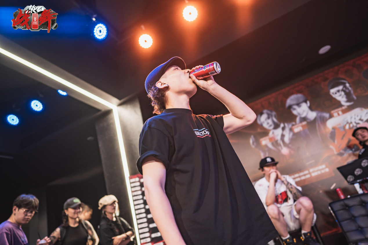 喝超熱門的功能飲料，跳超酷炫的熱血戰(zhàn)舞