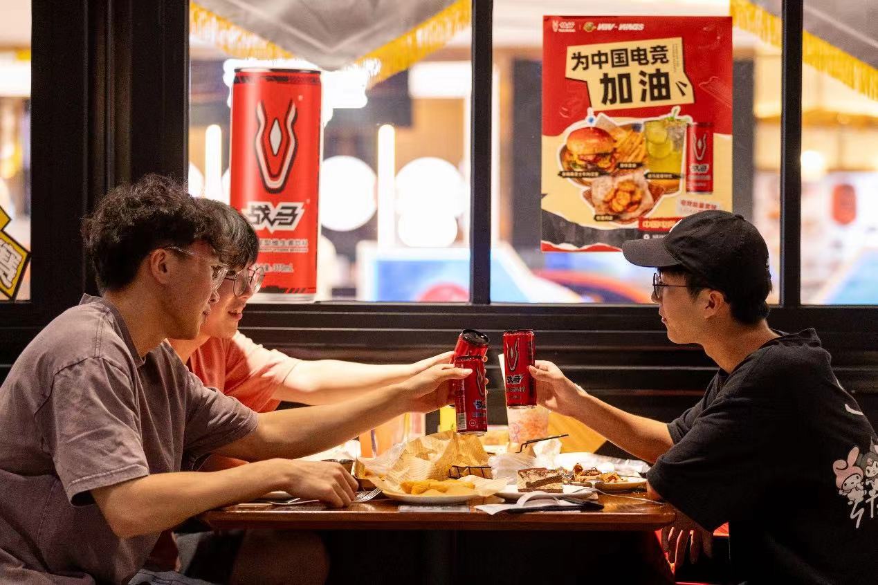 戰(zhàn)馬能量型維生素飲料，助力電競快閃燃爆杭州