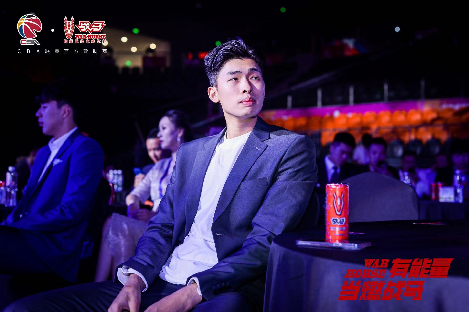 「戰(zhàn)馬籃徒」鄒陽正式開啟CBA生涯 追求夢想收獲王嵐嵚祝福