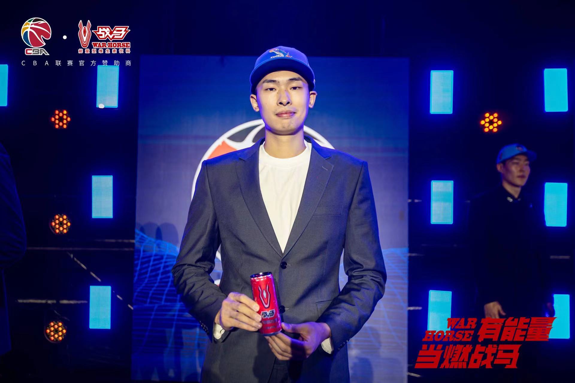 「戰(zhàn)馬籃徒」鄒陽正式開啟CBA生涯 追求夢想收獲王嵐嵚祝福