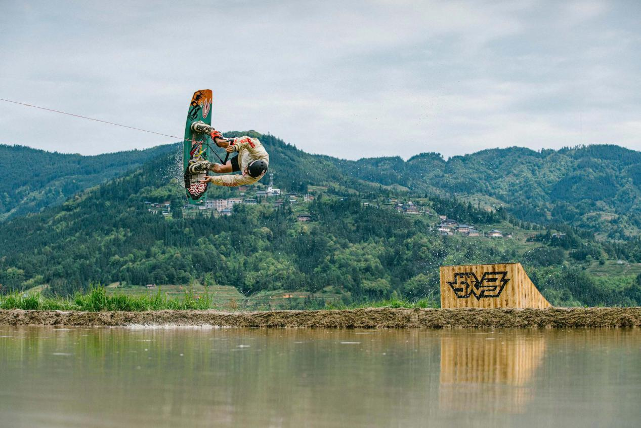 曝光量17.3億 戰(zhàn)馬《梯田沖浪》火爆出圈