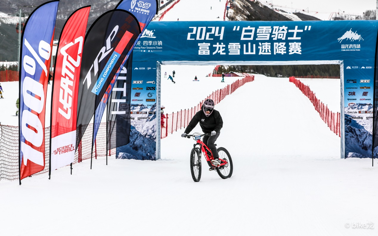 “走馬上刃，煥新出戰(zhàn)”2024戰(zhàn)馬冰雪季圓滿收官