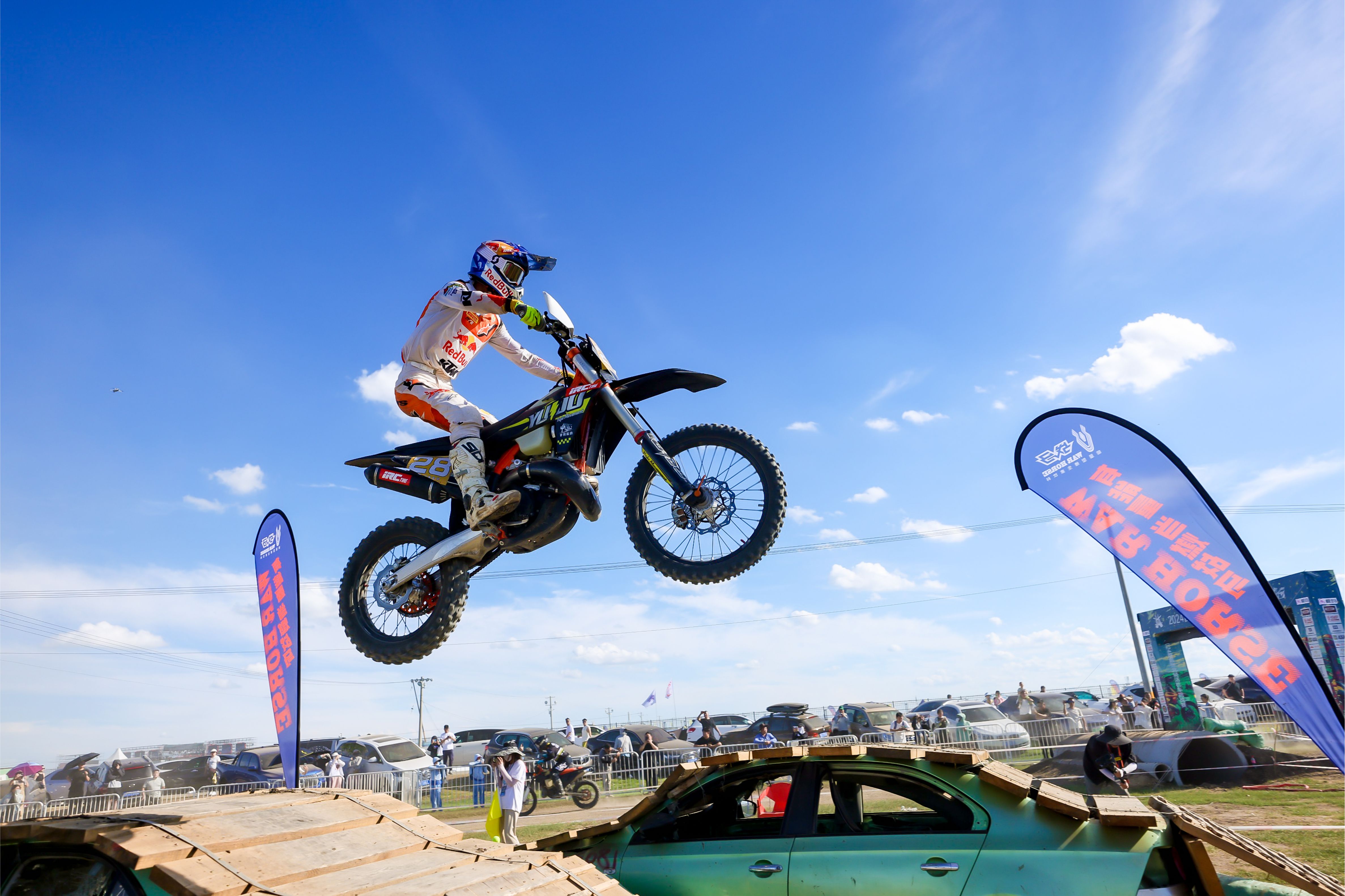 戰(zhàn)馬出征張北草原音樂節(jié)，音樂+機(jī)車重燃滾燙青春