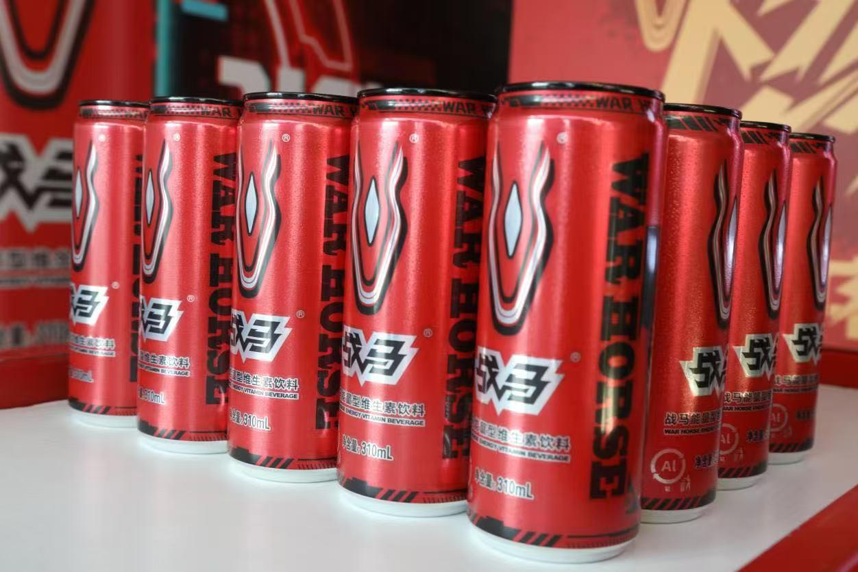 一罐能量滑出自由，戰(zhàn)馬和滑板的組合燃爆街頭