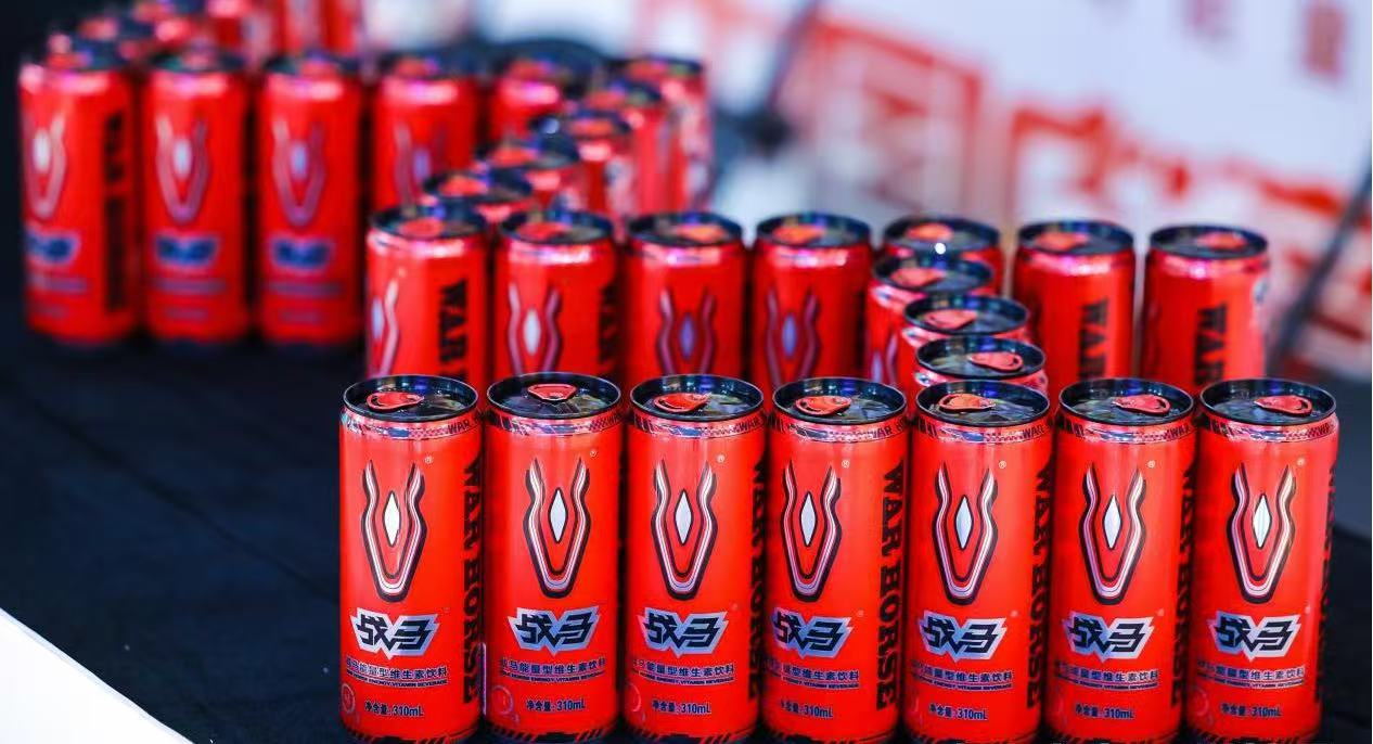 打籃球標(biāo)配能量飲料，戰(zhàn)馬能量飲料人手一罐