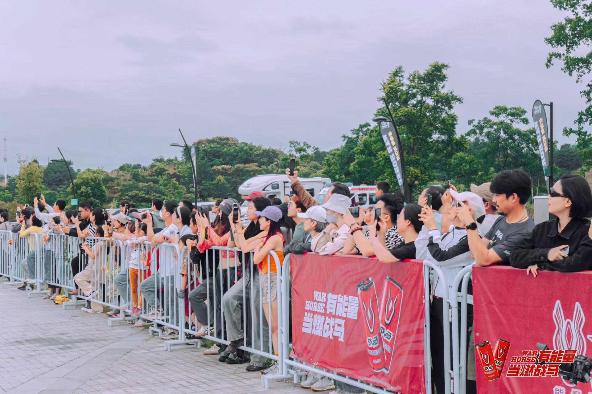 【國內(nèi)首創(chuàng)】戰(zhàn)馬大力士拉動18噸貨機震撼全場