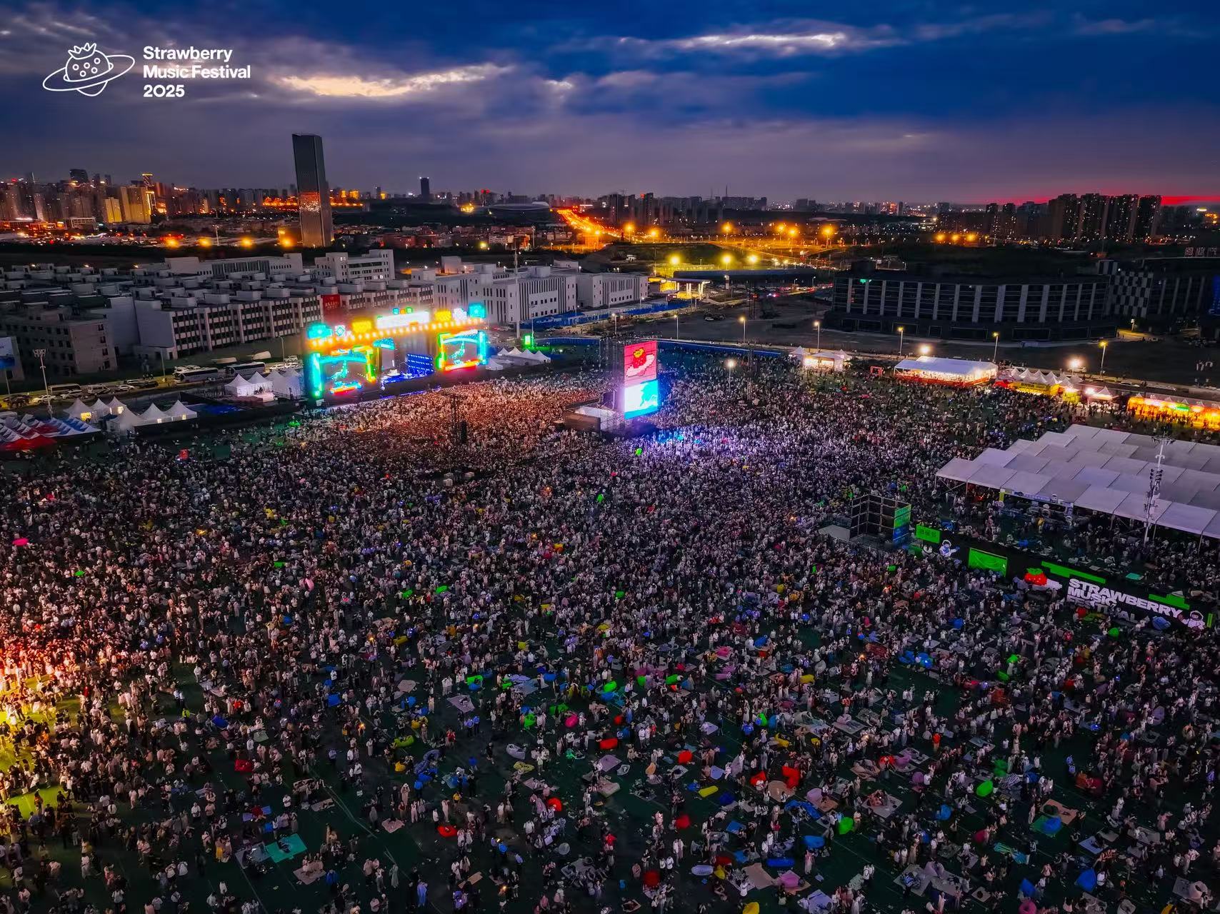 戰(zhàn)馬燃爆新疆8萬(wàn)樂(lè)迷超級(jí)草莓音樂(lè)節(jié)現(xiàn)場(chǎng)