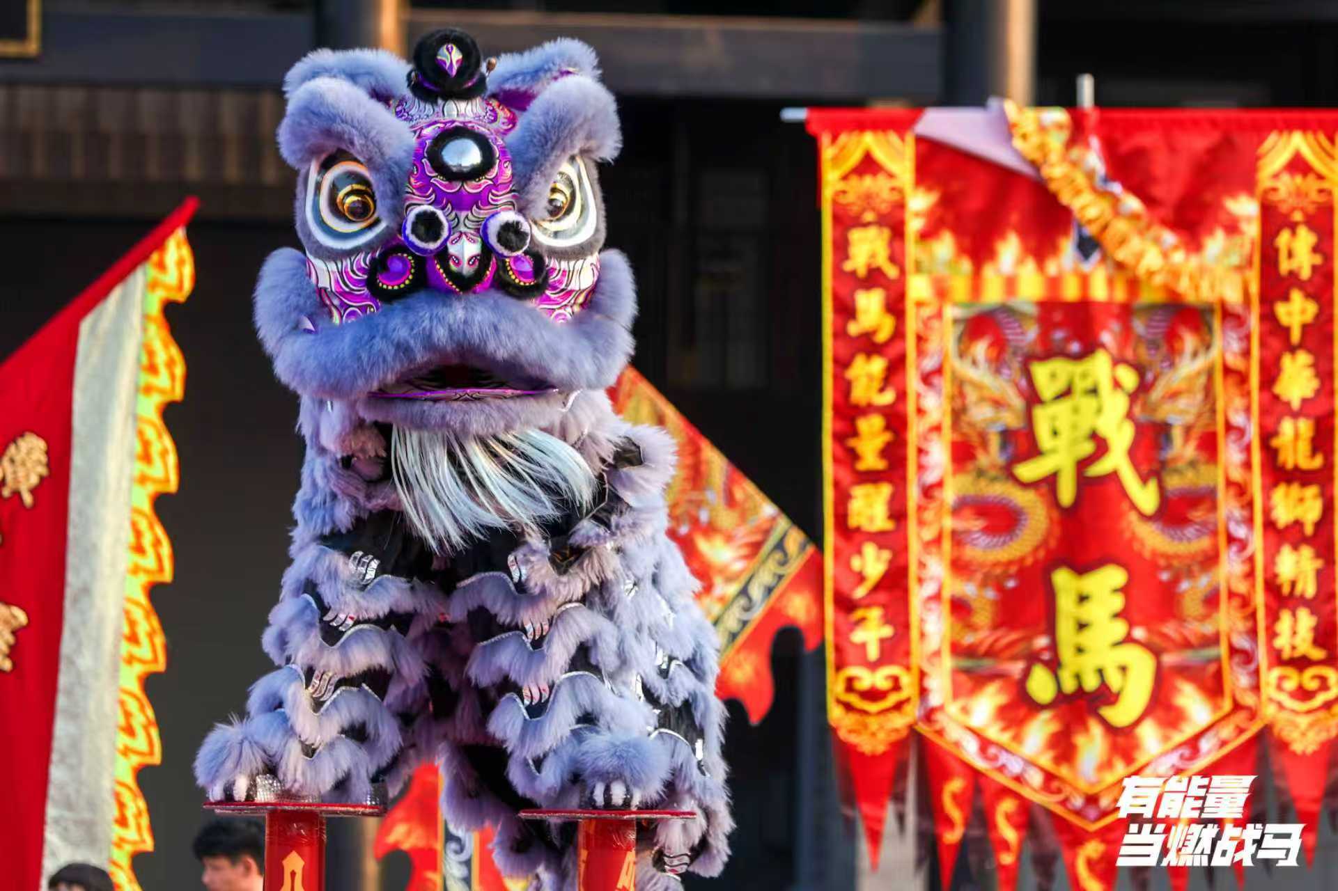 戰(zhàn)馬新裝亮相第九屆廣州青少年醒獅表演賽