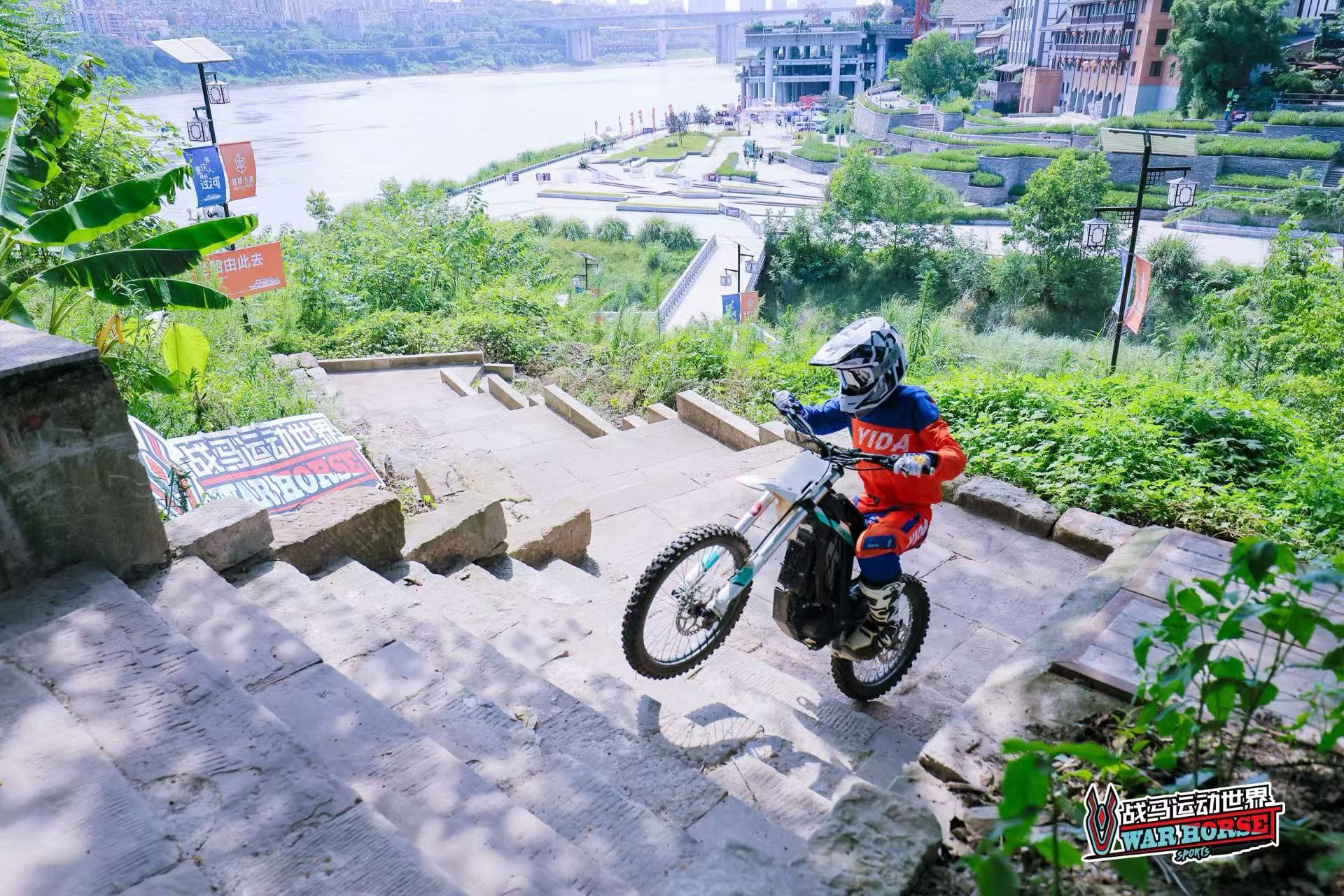 戰(zhàn)馬新能源越野摩托車賽燃擎山城重慶